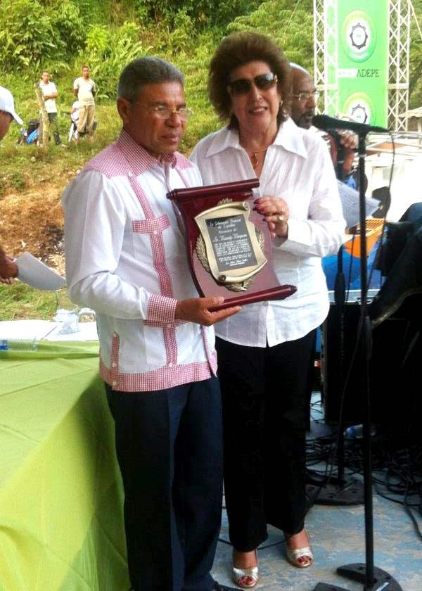 señor Vicente Vásquez recibe reconocimiento en inauguración del segundo festival nacional del cacao